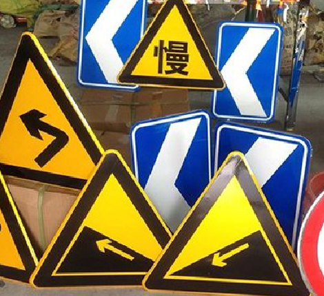 文成标识标牌中颜色的确定是很重要的。